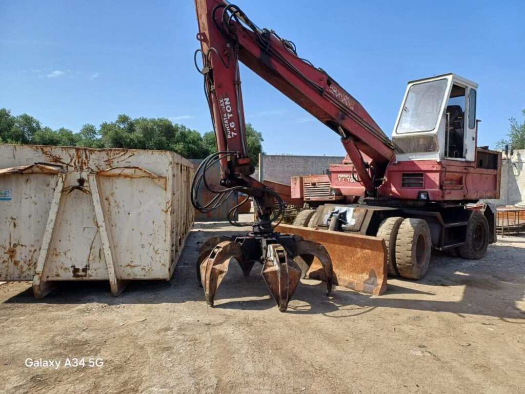 Scoperto un deposito abusivo di rifiuti alla periferia di Bari: sequestrata un’area di mille metri quadrati – FOTO