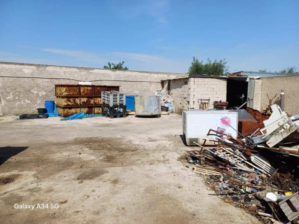 Scoperto un deposito abusivo di rifiuti alla periferia di Bari: sequestrata un’area di mille metri quadrati – FOTO