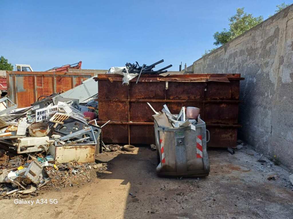 Scoperto un deposito abusivo di rifiuti alla periferia di Bari: sequestrata un’area di mille metri quadrati – FOTO