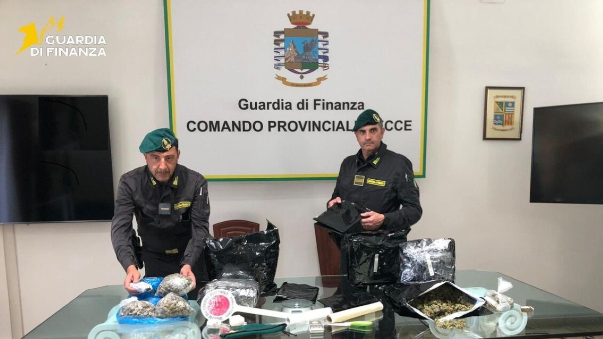 Lecce, blitz della Guardia di finanza nel campo Panareo: sequestrati 6 chili di droga, un arresto