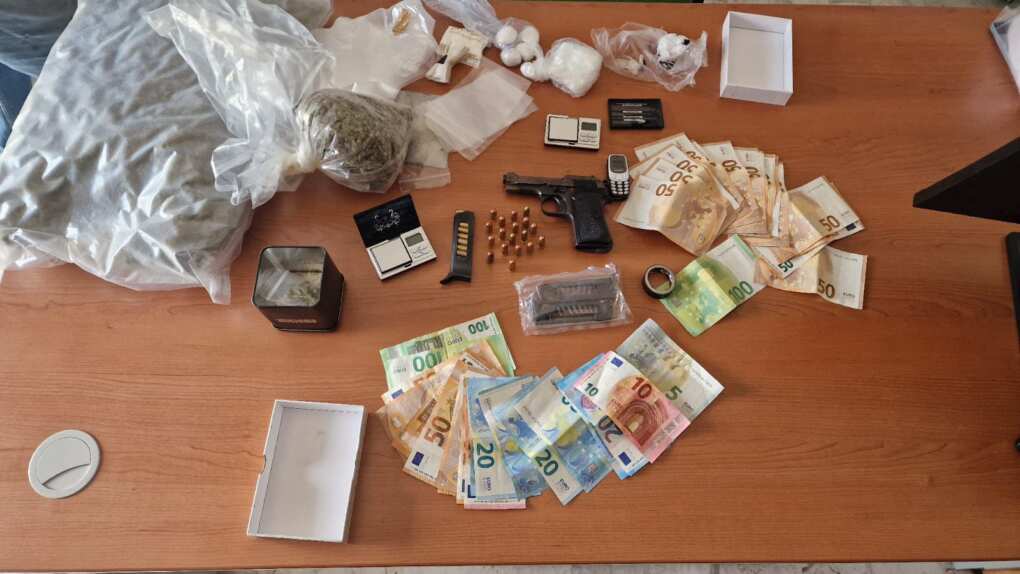 Monteroni di Lecce, in camera da letto nasconde una pistola e droga: arrestato un 42enne Monteroni di Lecce, in camera da letto nasconde una pistola e droga: arrestato un 42enne