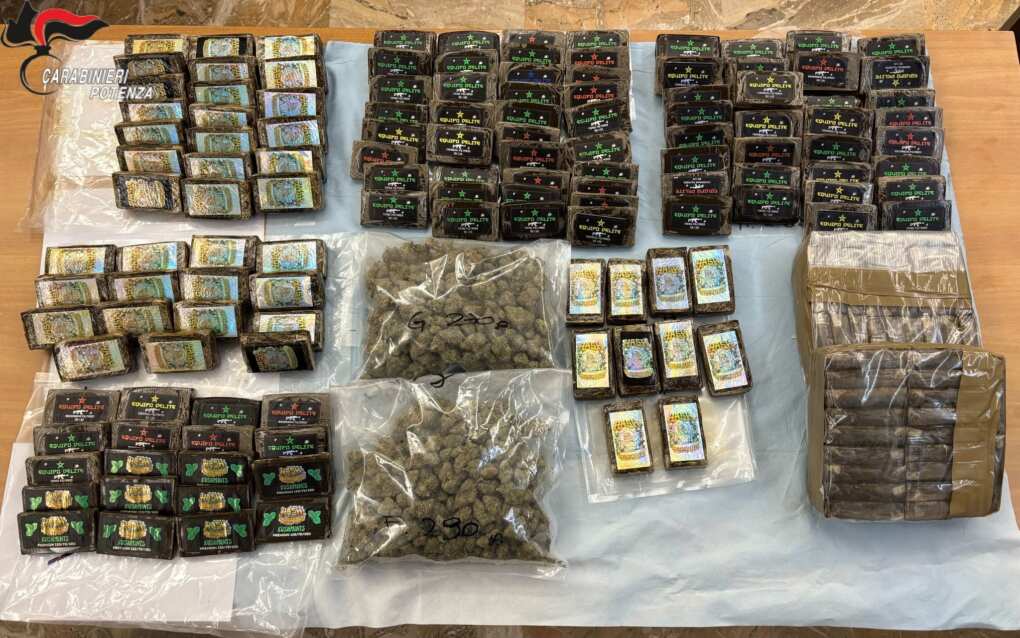Melfi, in auto 14 chili di droga: speronano i carabinieri e tentano la fuga. Arrestati Melfi, in auto 14 chili di droga: speronano i carabinieri e tentano la fuga. Arrestati