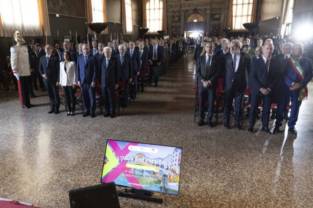 Emiliano al Festival delle Regioni: «Il Sud è leva per l’Italia». E a Mattarella: «Riferimento per il Paese» – VIDEO