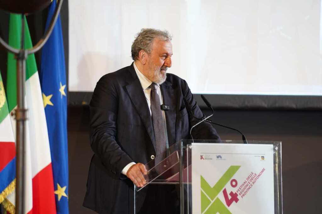 Emiliano al Festival delle Regioni: «Il Sud è leva per l’Italia». E a Mattarella: «Riferimento per il Paese» – VIDEO