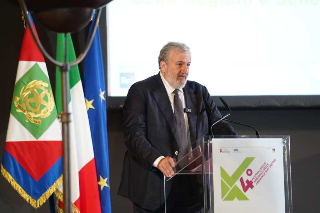 Emiliano al Festival delle Regioni: «Il Sud è leva per l’Italia». E a Mattarella: «Riferimento per il Paese» – VIDEO