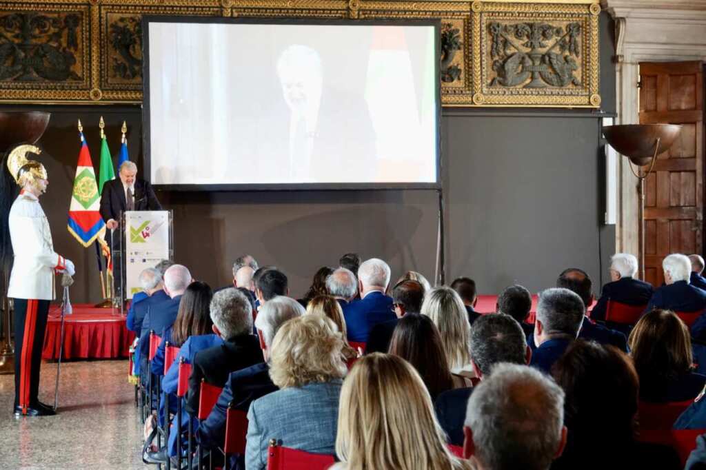 Emiliano al Festival delle Regioni: «Il Sud è leva per l’Italia». E a Mattarella: «Riferimento per il Paese» – VIDEO