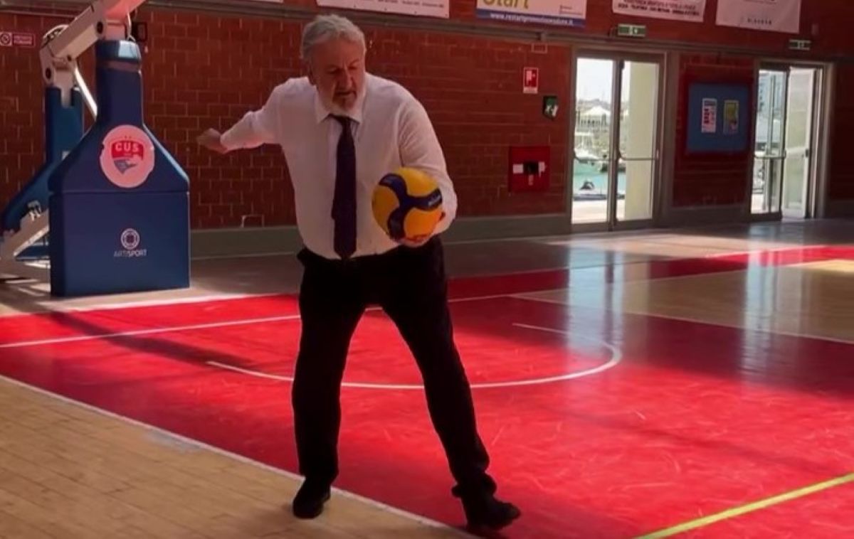 L'”esordio” di Michele Emiliano nella pallavolo: coach d’eccezione è Fefè De Giorgi – VIDEO