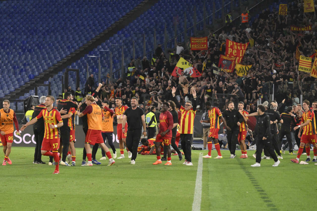 Il Lecce è salvo, esulta anche Emiliano: «La Puglia ancora in Serie A. L’appartenenza dà buoni risultati» Il Lecce è salvo, esulta anche Emiliano: «La Puglia ancora in Serie A. L’appartenenza dà buoni risultati»