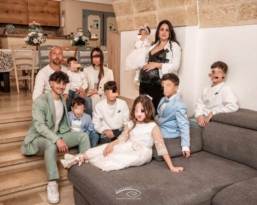 Salento da record, Chiara e Matteo “allargano la squadra” con l’arrivo del decimo figlio: «È nato Achille» Salento da record, Chiara e Matteo “allargano la squadra” con l’arrivo del decimo figlio: «È nato Achille»
