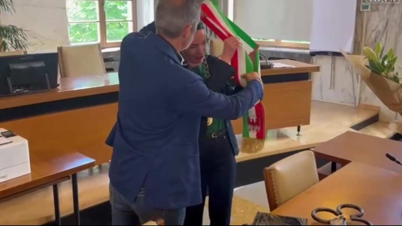 La neo sindaca di Merano rifiuta la fascia tricolore, Decaro: «Un gesto che fa male. Rappresenta i cittadini»