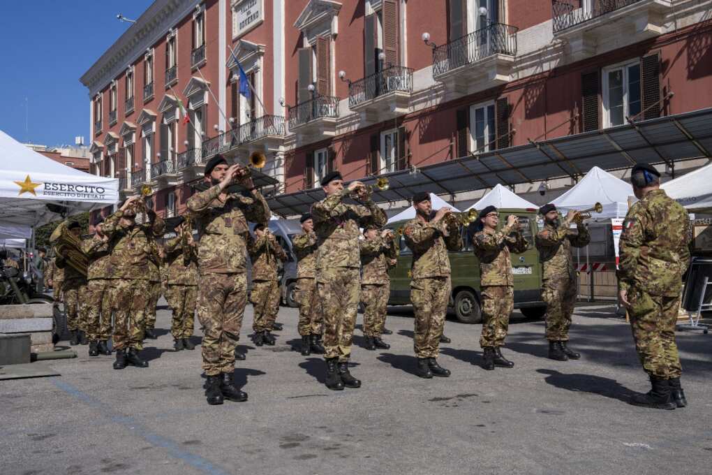 Bari, via alla festa per i 164 anni dell’Esercito: apre il Villaggio in piazza della Libertà – VIDEO