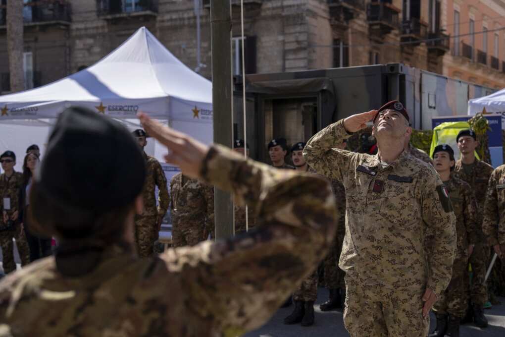 Bari, via alla festa per i 164 anni dell’Esercito: apre il Villaggio in piazza della Libertà – VIDEO