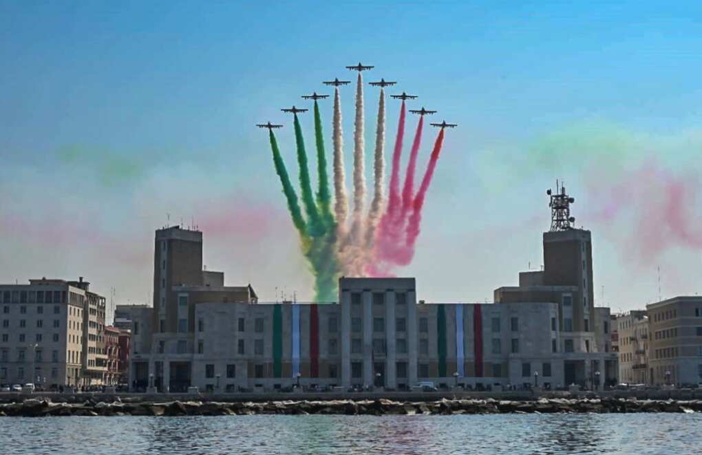 Bari, l’omaggio delle Frecce Tricolori a San Nicola: il sorvolo sul lungomare Bari, l’omaggio delle Frecce Tricolori a San Nicola: il sorvolo sul lungomare