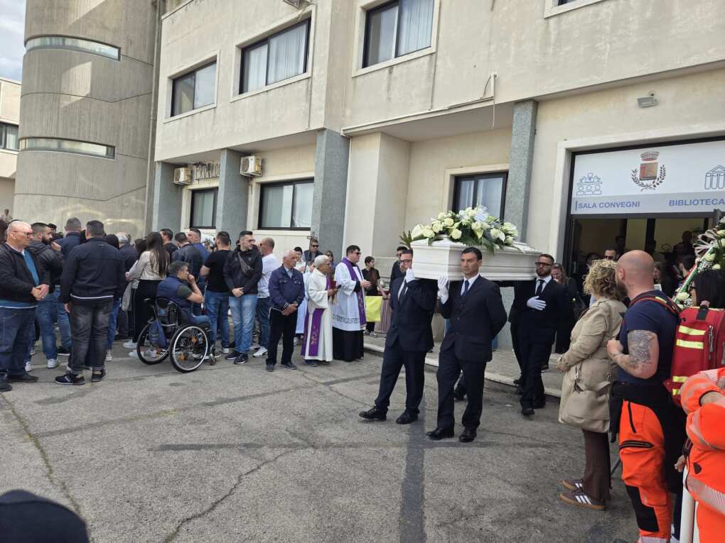A Torchiarolo è il giorno del dolore: in centinaia ai funerali di Luigi, Sara e Karina. Il vescovo: «Tragedia sia da lezione» A Torchiarolo è il giorno del dolore: in centinaia ai funerali di Luigi, Sara e Karina. Il vescovo: «Tragedia sia da lezione»