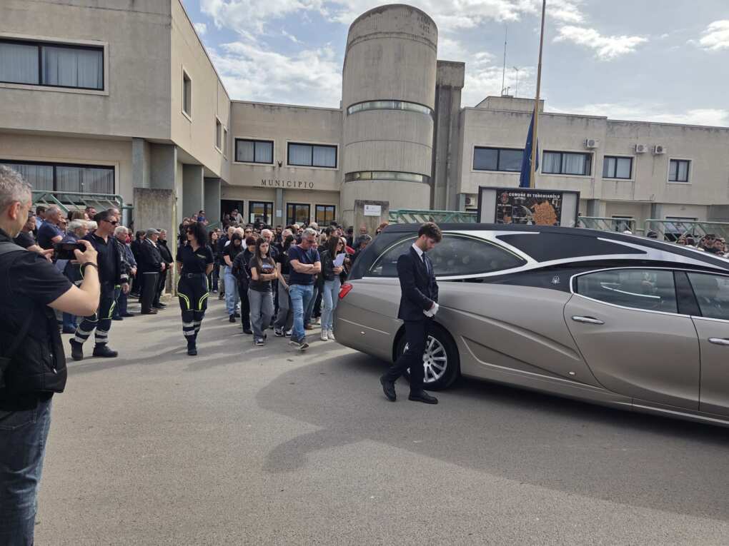 A Torchiarolo è il giorno del dolore: in centinaia ai funerali di Luigi, Sara e Karina. Il vescovo: «Tragedia sia da lezione» A Torchiarolo è il giorno del dolore: in centinaia ai funerali di Luigi, Sara e Karina. Il vescovo: «Tragedia sia da lezione»