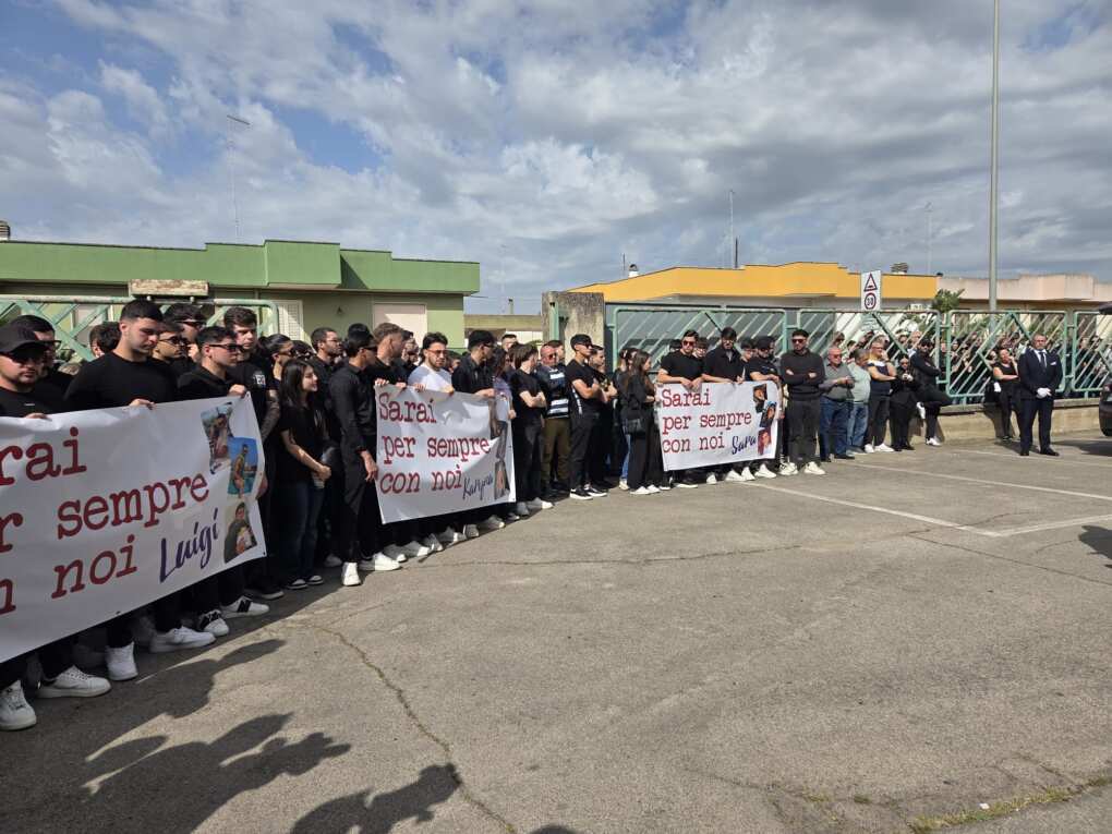 A Torchiarolo è il giorno del dolore: in centinaia ai funerali di Luigi, Sara e Karina. Il vescovo: «Tragedia sia da lezione» A Torchiarolo è il giorno del dolore: in centinaia ai funerali di Luigi, Sara e Karina. Il vescovo: «Tragedia sia da lezione»