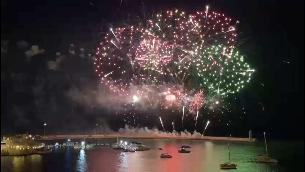 San Nicola, lo spettacolo dei fuochi d’artificio illumina il cielo di Bari – VIDEO San Nicola, lo spettacolo dei fuochi d’artificio illumina il cielo di Bari – VIDEO