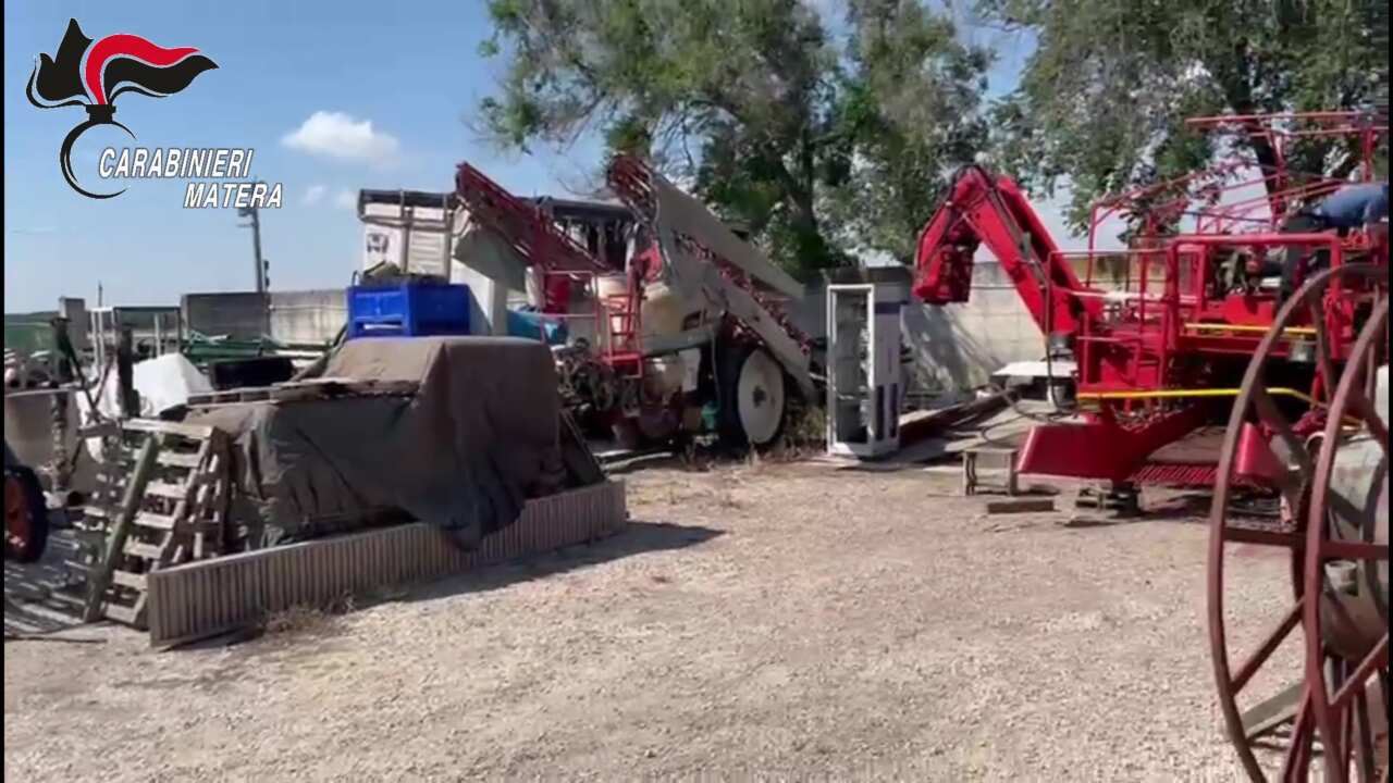 Mezzi agricoli rubati e rivenduti: perquisizioni e sequestri in 22 aziende di Puglia, Campania e Calabria – VIDEO Mezzi agricoli rubati e rivenduti: perquisizioni e sequestri in 22 aziende di Puglia, Campania e Calabria – VIDEO