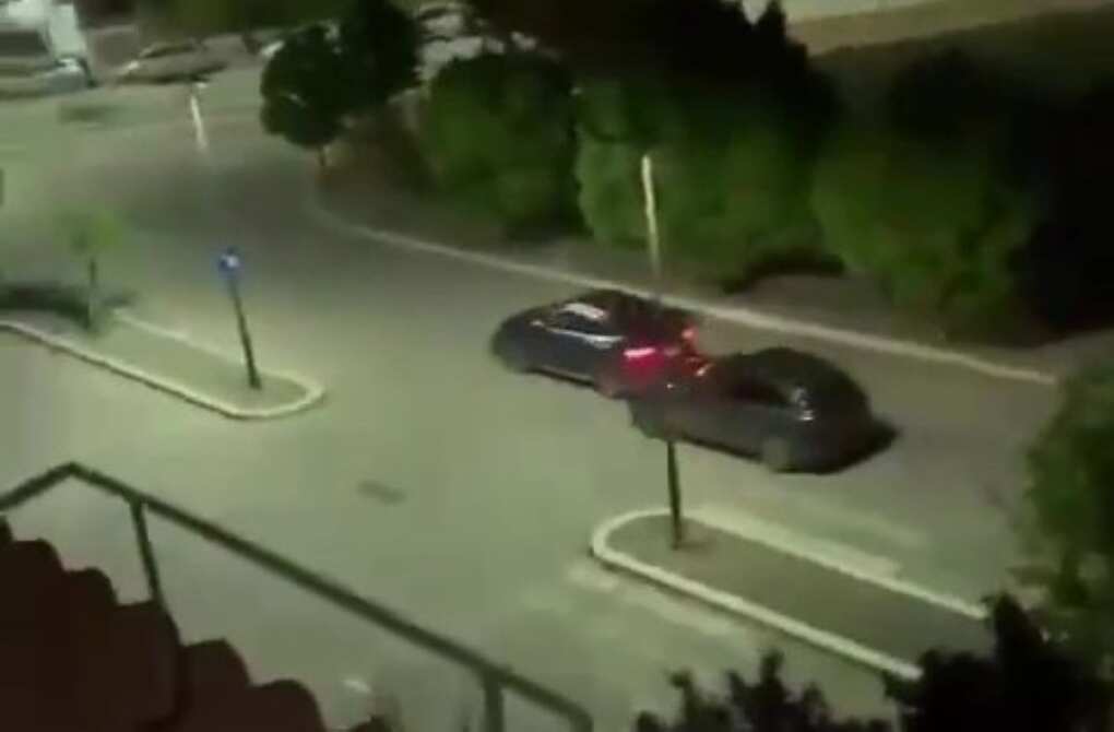 Foggia, gli rubano l’auto e riprende i ladri dal balcone: le immagini finiscono sui social – VIDEO Foggia, gli rubano l’auto e riprende i ladri dal balcone: le immagini finiscono sui social – VIDEO