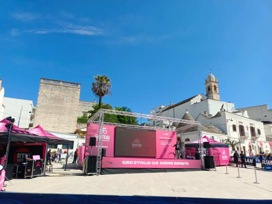 Giro d’Italia, ad Alberobello sale la “febbre rosa”: «Che orgoglio ospitare questa grande manifestazione» – VIDEO