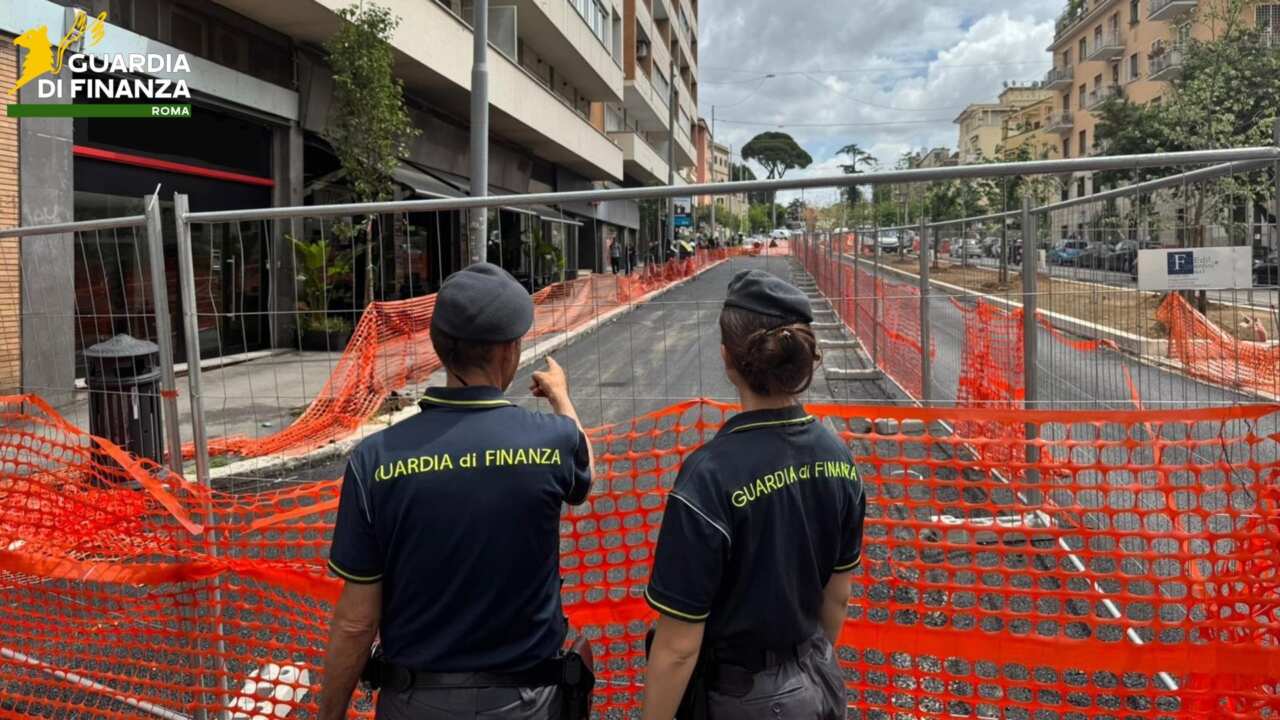 Roma, corruzione per la manutenzione delle strade: cinque arresti. Tra loro l’imprenditore Mirko Pellegrini – VIDEO Roma, corruzione per la manutenzione delle strade: cinque arresti. Tra loro l’imprenditore Mirko Pellegrini – VIDEO