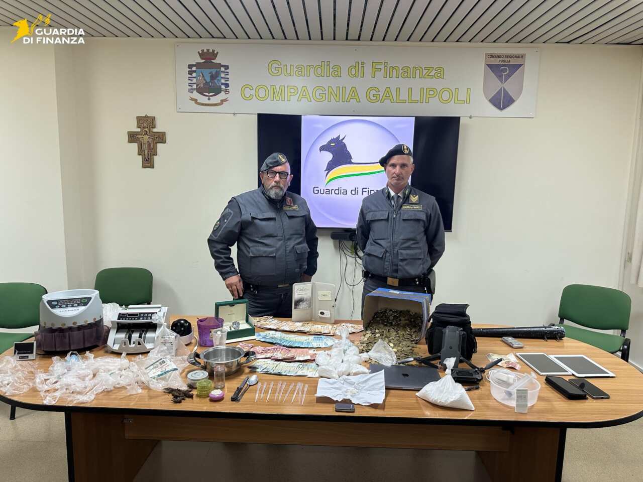 Alliste, in casa nascondono un chilo di cocaina e 10mila euro in contanti: tre arresti – VIDEO Alliste, in casa nascondono un chilo di cocaina e 10mila euro in contanti: tre arresti – VIDEO