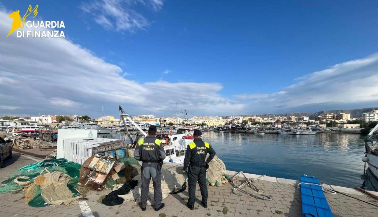 Manfredonia, rifiuti pericolosi ammassati nel porto: multe per due milioni di euro