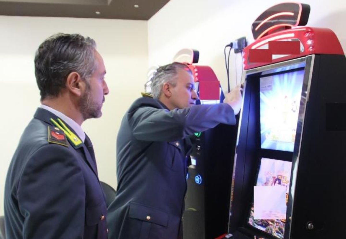 Taranto, scommesse illegali per il Mondiale per club: denunciate 11 persone. Sequestrate anche 20 slot Taranto, scommesse illegali per il Mondiale per club: denunciate 11 persone. Sequestrate anche 20 slot