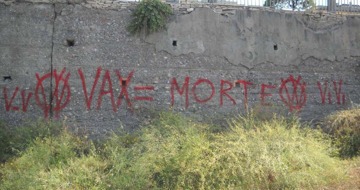 “Guerrieri” No Vax, imbrattano diverse città italiane tra cui Bari con la sigla “V-V”: 12 indagati a Torino