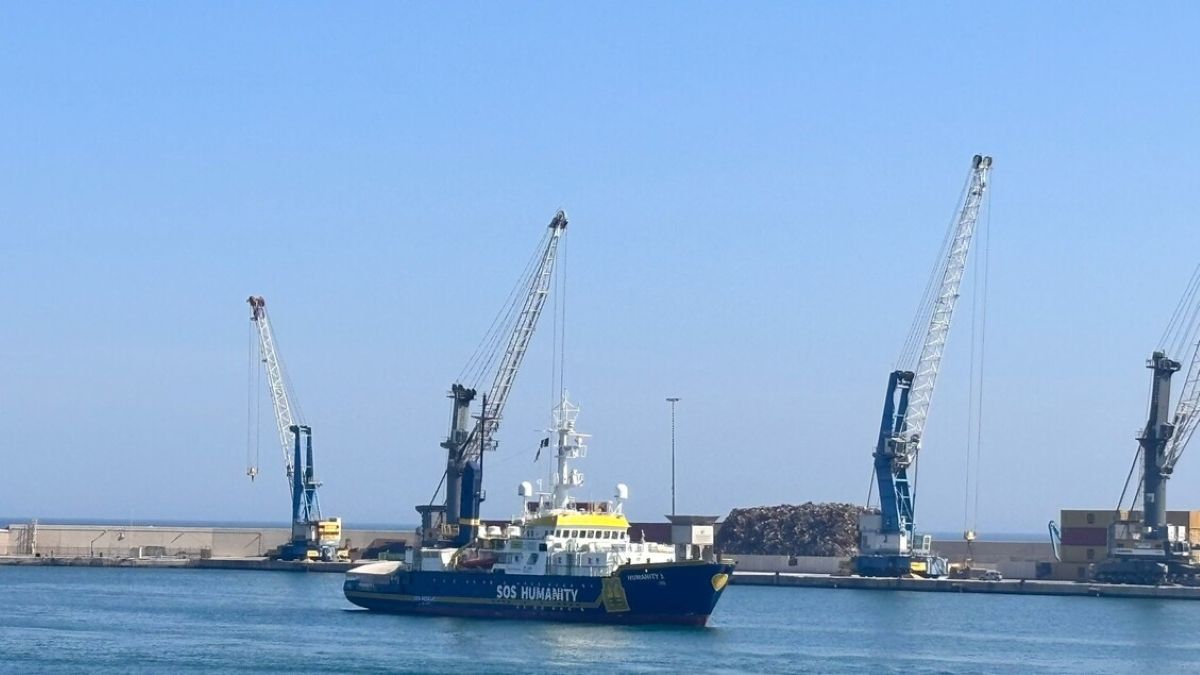 Migranti, a Bari la Humanity 1 con 103 persone a bordo. La Fondazione Carella distribuisce generi di conforto Migranti, a Bari la Humanity 1 con 103 persone a bordo. La Fondazione Carella distribuisce generi di conforto