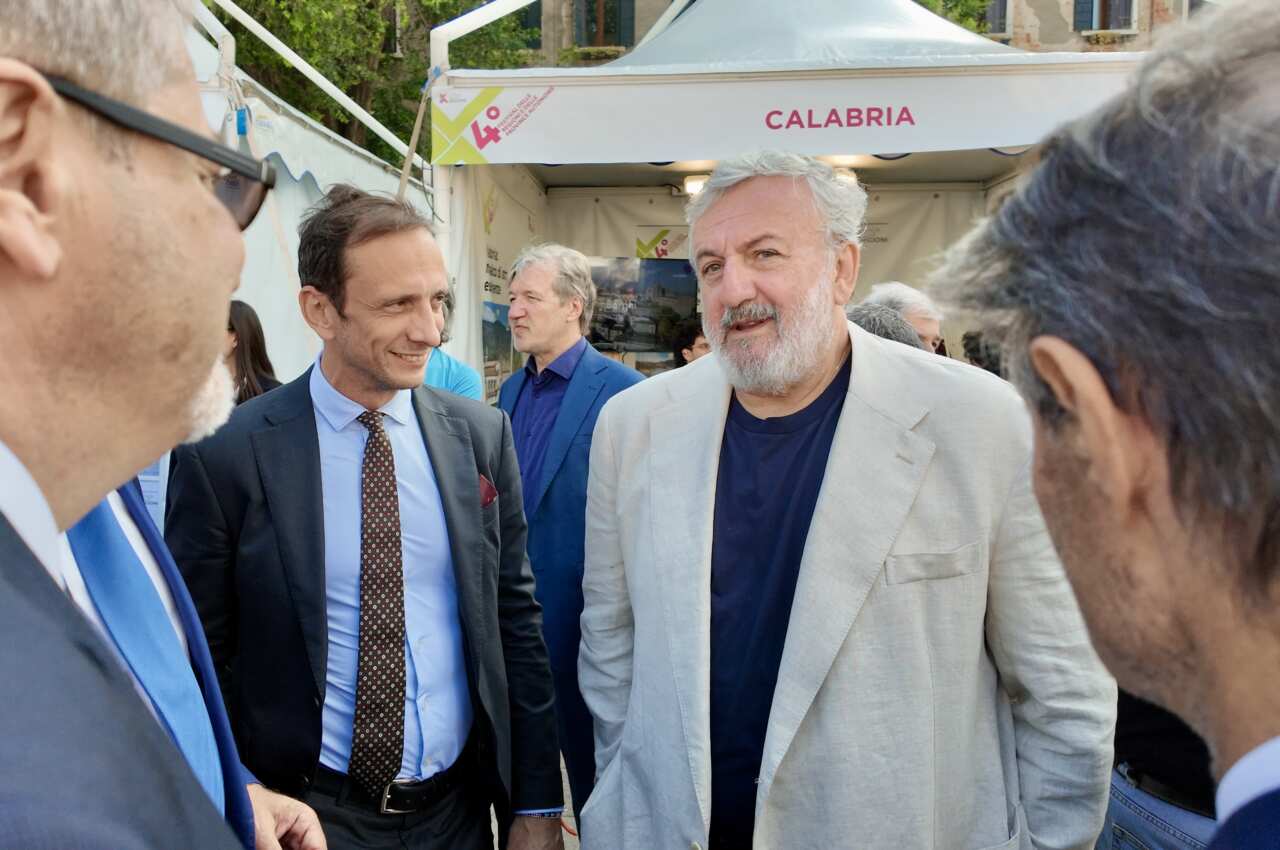 Emiliano all’inaugurazione del Festival delle Regioni: «Hanno un ruolo centrale per i cittadini» – VIDEO Emiliano all’inaugurazione del Festival delle Regioni: «Hanno un ruolo centrale per i cittadini» – VIDEO