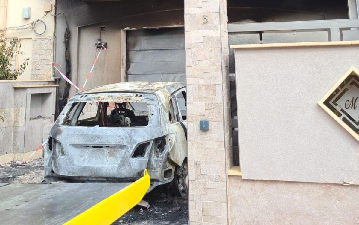 Incendiata l’auto di un assessore a Grottaglie, il sindaco: «Un attacco a tutta la comunità» Incendiata l’auto di un assessore a Grottaglie, il sindaco: «Un attacco a tutta la comunità»