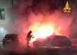 Brindisi, notte di fuoco nel rione Sant’Elia: in fiamme due auto, danni a un palazzo e ai cavi della corrente