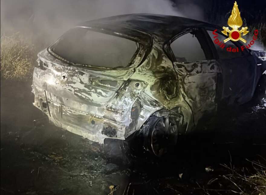 Auto rubata a Manduria e incendiata nelle campagne di Nardò: indaga la polizia Auto rubata a Manduria e incendiata nelle campagne di Nardò: indaga la polizia