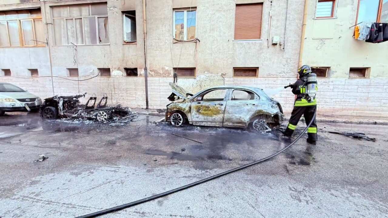 Taranto, notte di fuoco nel quartiere Tamburi: in fiamme quattro auto. Indaga la polizia