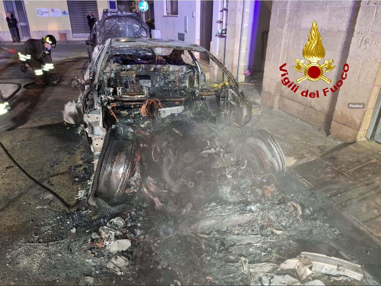 Notte di fuoco a Supersano, due incendi distruggono l’auto e la pizzeria di un imprenditore