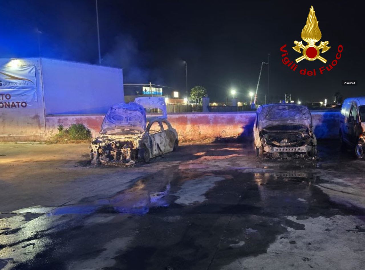 Notte di fuoco nel Salento, sei auto distrutte in tre incendi: indagano i carabinieri Notte di fuoco nel Salento, sei auto distrutte in tre incendi: indagano i carabinieri