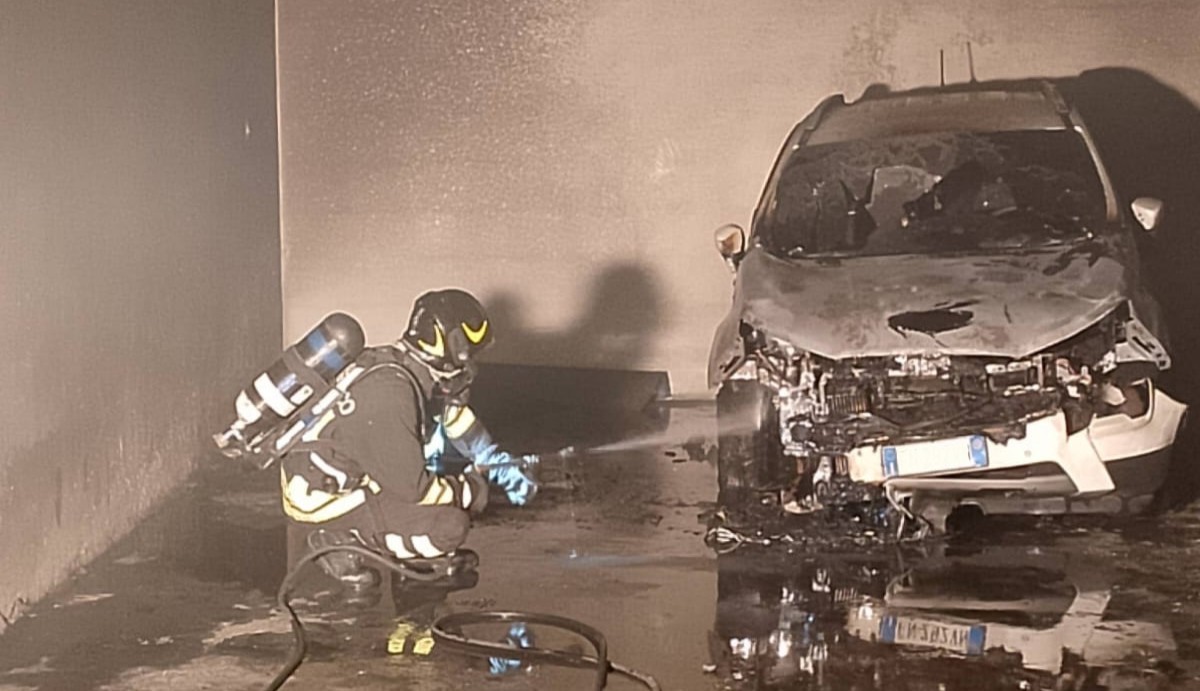 Paura nella notte a Terlizzi, auto in fiamme in un box: intervengono i vigili del fuoco Paura nella notte a Terlizzi, auto in fiamme in un box: intervengono i vigili del fuoco