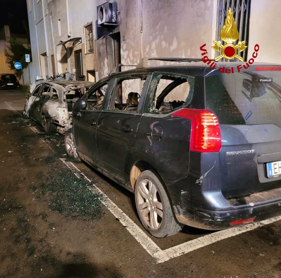Tricase, incendio nella notte: in fiamme due auto di un commercialista. Indagano i carabinieri Tricase, incendio nella notte: in fiamme due auto di un commercialista. Indagano i carabinieri