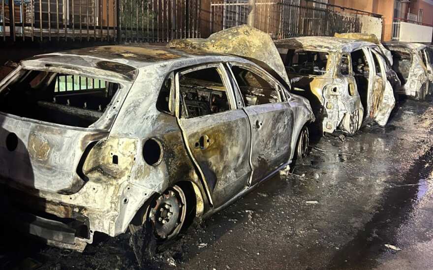 Incendio a Valenzano nella notte: tre auto distrutte dalle fiamme, altre quattro danneggiate – FOTO Incendio a Valenzano nella notte: tre auto distrutte dalle fiamme, altre quattro danneggiate – FOTO