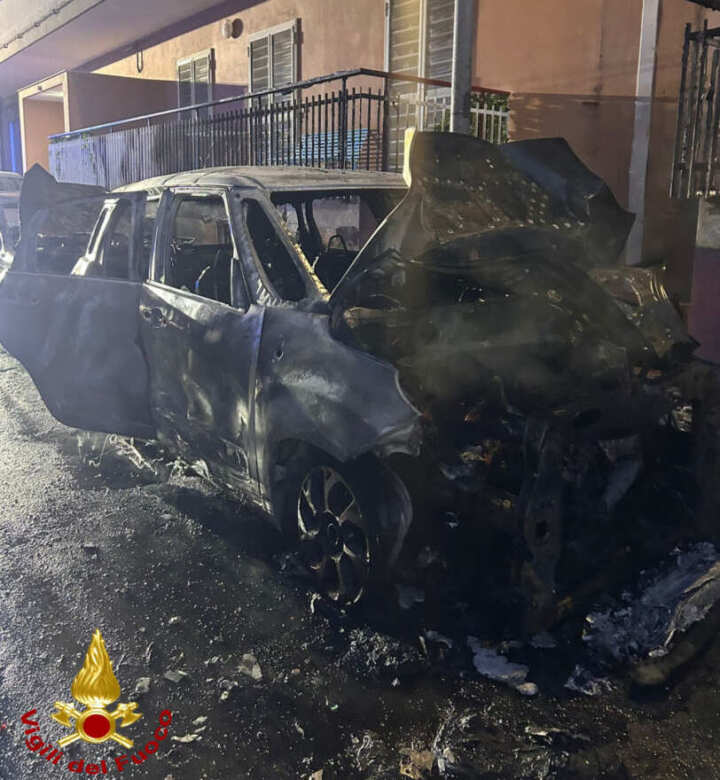 Incendio a Valenzano nella notte: tre auto distrutte dalle fiamme, altre quattro danneggiate – FOTO Incendio a Valenzano nella notte: tre auto distrutte dalle fiamme, altre quattro danneggiate – FOTO