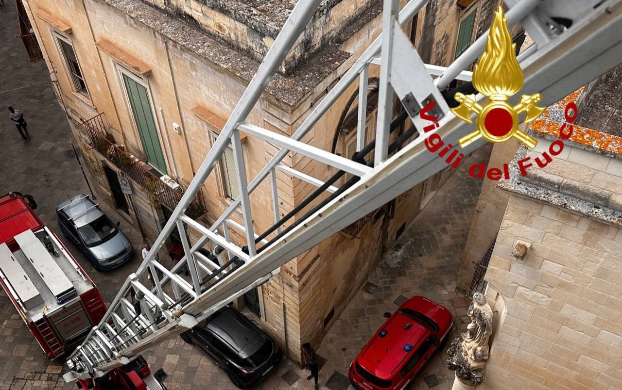 Lecce, in fiamme la centralina di un impianto fotovoltaico: intervengono i vigili del fuoco Lecce, in fiamme la centralina di un impianto fotovoltaico: intervengono i vigili del fuoco