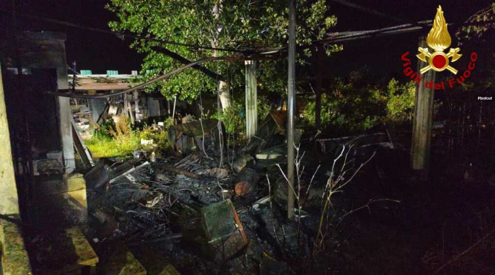 Galatone, scoppia l’incendio in un terreno abbandonato: intervengono i vigili del fuoco Galatone, scoppia l’incendio in un terreno abbandonato: intervengono i vigili del fuoco