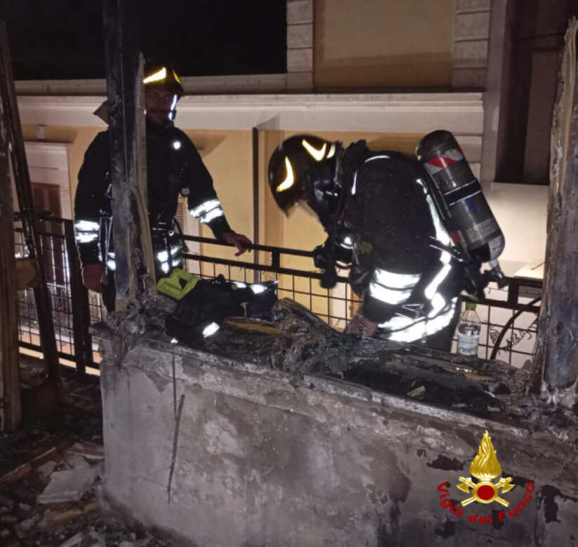 Tragedia a Cassano delle Murge, incendio in una mansarda: muoiono fratello e sorella di 33 e 38 anni – FOTO e VIDEO Tragedia a Cassano delle Murge, incendio in una mansarda: muoiono fratello e sorella di 33 e 38 anni – FOTO e VIDEO