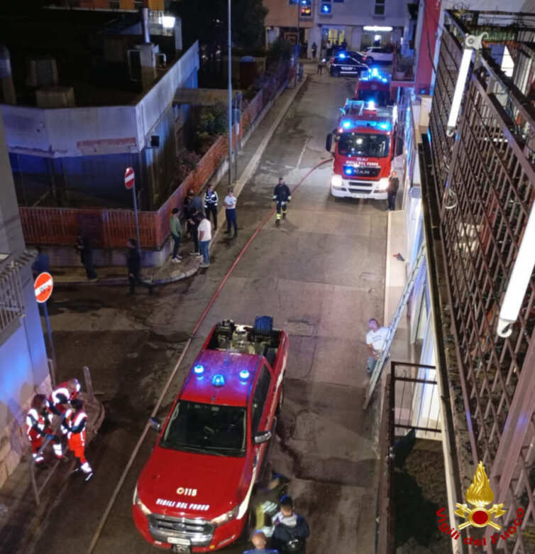 Tragedia a Cassano delle Murge, incendio in una mansarda: muoiono fratello e sorella di 33 e 38 anni – FOTO e VIDEO Tragedia a Cassano delle Murge, incendio in una mansarda: muoiono fratello e sorella di 33 e 38 anni – FOTO e VIDEO