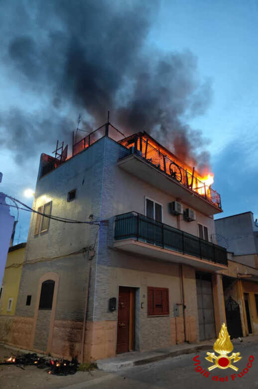 Tragedia a Cassano delle Murge, incendio in una mansarda: muoiono fratello e sorella di 33 e 38 anni – FOTO e VIDEO Tragedia a Cassano delle Murge, incendio in una mansarda: muoiono fratello e sorella di 33 e 38 anni – FOTO e VIDEO