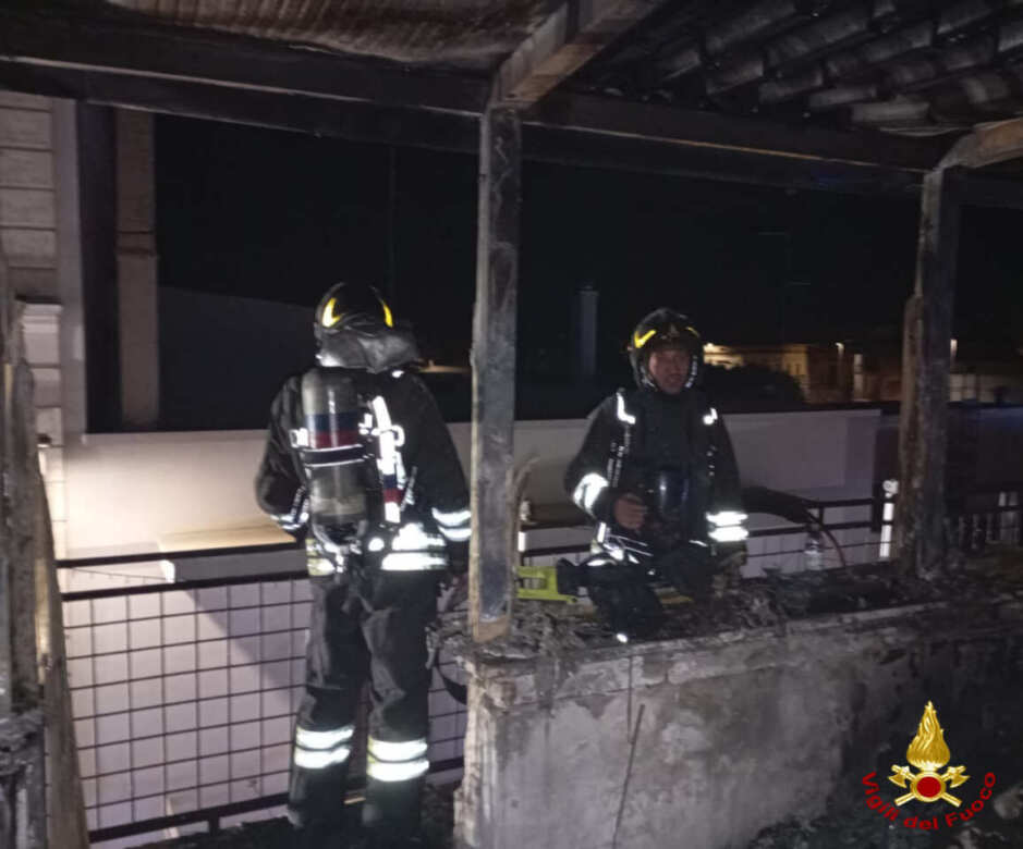 Tragedia a Cassano delle Murge, incendio in una mansarda: muoiono fratello e sorella di 33 e 38 anni – FOTO e VIDEO Tragedia a Cassano delle Murge, incendio in una mansarda: muoiono fratello e sorella di 33 e 38 anni – FOTO e VIDEO