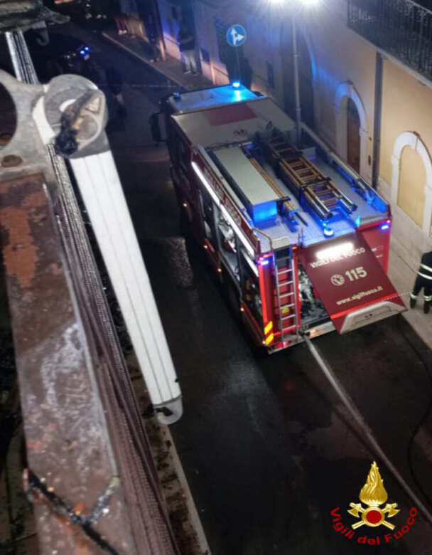 Tragedia a Cassano delle Murge, incendio in una mansarda: muoiono fratello e sorella di 33 e 38 anni – FOTO e VIDEO Tragedia a Cassano delle Murge, incendio in una mansarda: muoiono fratello e sorella di 33 e 38 anni – FOTO e VIDEO