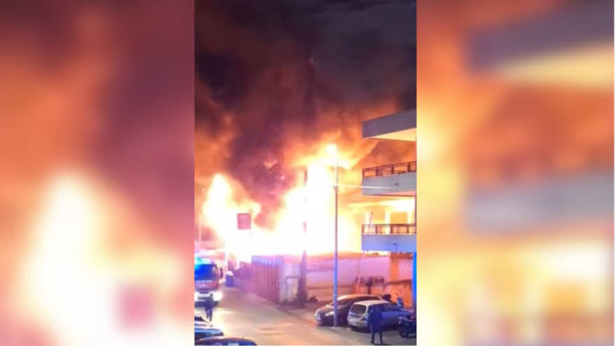 Martina Franca, incendio distrugge un deposito di pneumatici: domato dopo diverse ore Martina Franca, incendio distrugge un deposito di pneumatici: domato dopo diverse ore