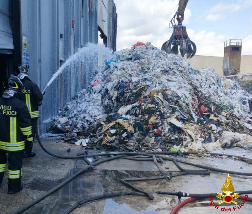 Palo del Colle, nuovo incendio in una ditta di smaltimento rifiuti: intervengono i vigili del fuoco Palo del Colle, nuovo incendio in una ditta di smaltimento rifiuti: intervengono i vigili del fuoco